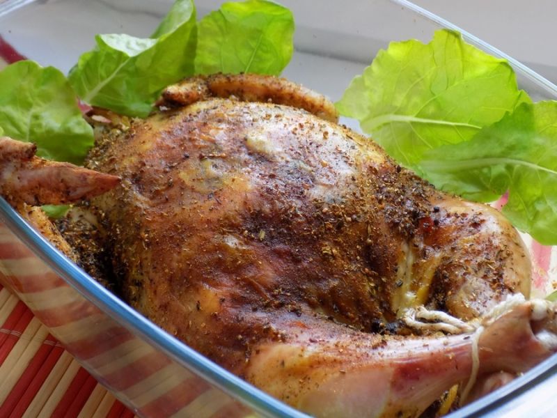 Pieczony faszerowany ryżem i pieczarkami kurczak Pieczony faszerowany ryżem i pieczarkami kurczak