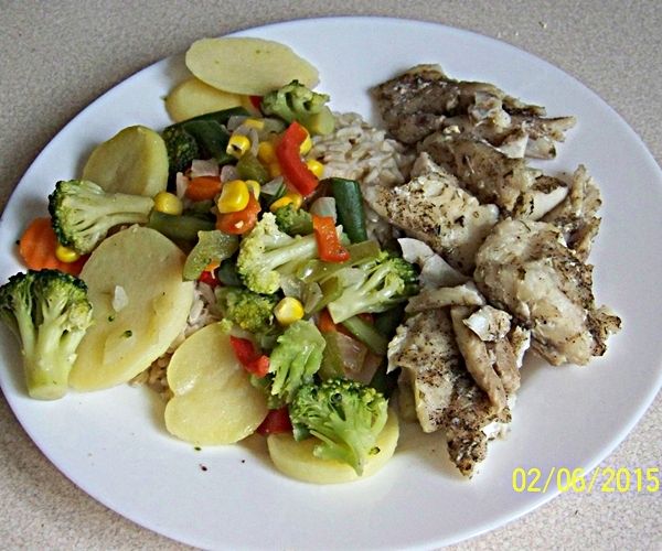 Pieczony filet z dorsza z ryżem i warzywami