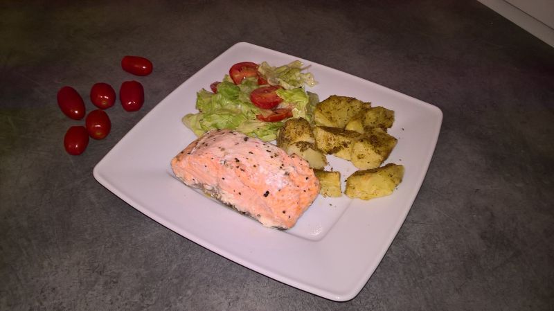 Pieczony filet z łososia z ziemniakami i sałatą