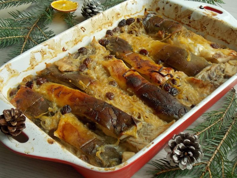 Pieczony karp w cebuli z piwem i rodzynkami