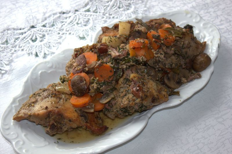 Pieczony królik w czerwonym winie