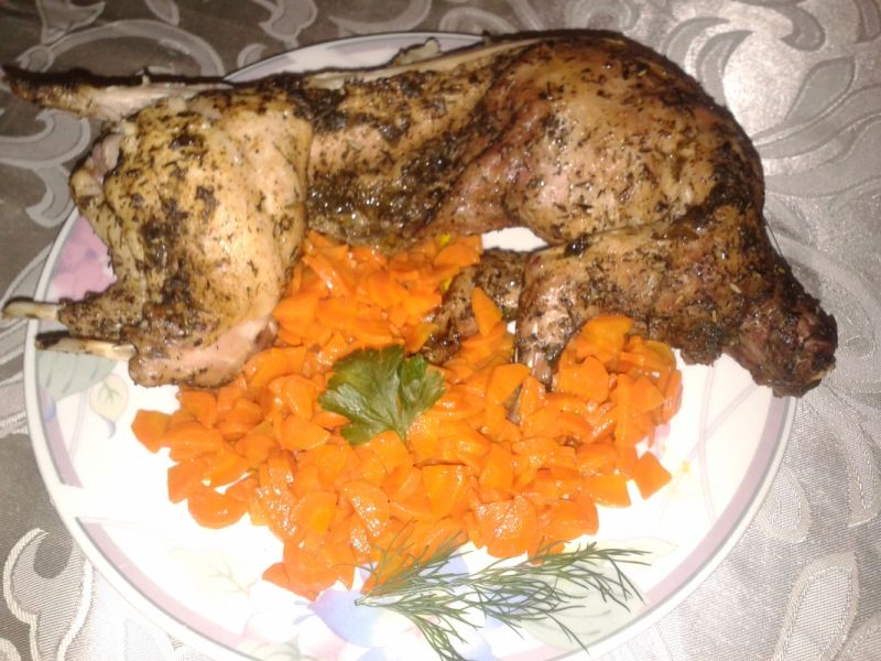 Pieczony królik ziołowy