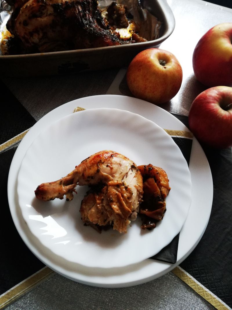Pieczony kurczak w całości z jabłkami