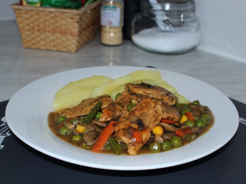 Pieczony kurczak w sosie pieczarkowo warzywnym Pieczony kurczak w sosie pieczarkowo warzywnym