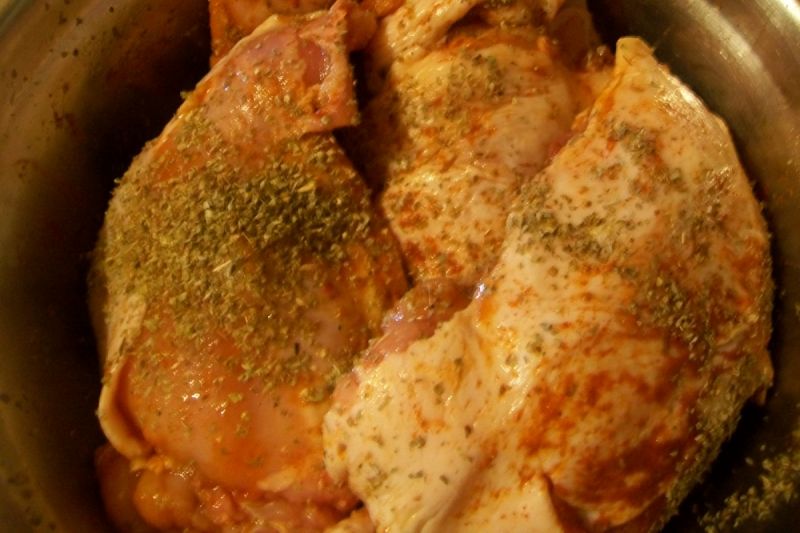 Pieczony kurczak z czosnkiem,majerankiem i papryką
