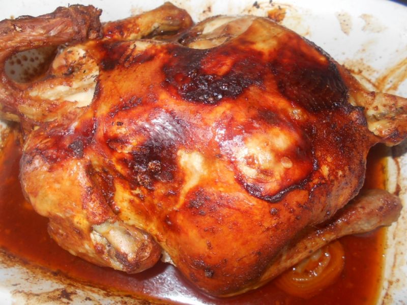 Pieczony kurczak z szałwią, masłem i cebulą