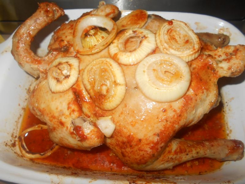 Pieczony kurczak z szałwią, masłem i cebulą