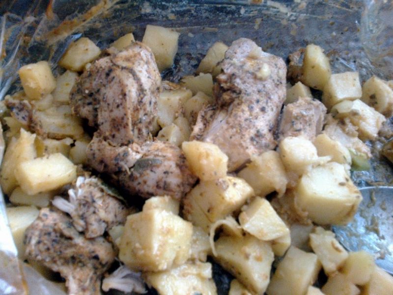 Pieczony kurczak z ziemniakami dla zabieganych