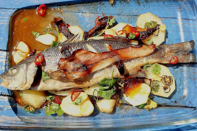 Pieczony labraks z kolendrą