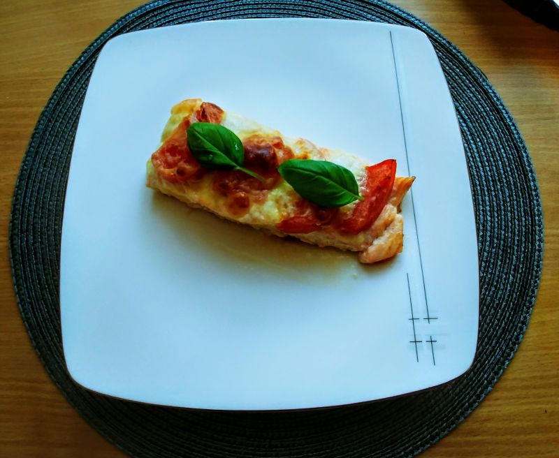 Pieczony łosoś a'la caprese