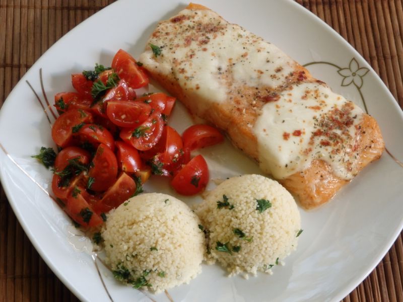 Pieczony łosoś na dwa sposoby Pieczony łosoś na dwa sposoby