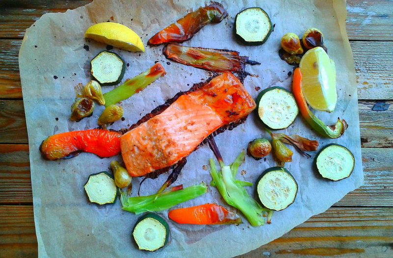 Pieczony łosoś pomarańczowo-sojowy z warzywami Pieczony łosoś pomarańczowo-sojowy z warzywami