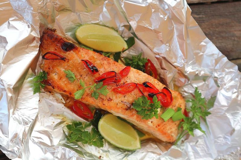 Pieczony łosoś w maśle limonkowo-czosnkowym Pieczony łosoś w maśle limonkowo-czosnkowym