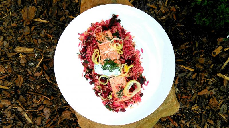 Pieczony łosoś z botwinkowym ryżem i jogurtem Pieczony łosoś z botwinkowym ryżem i jogurtem