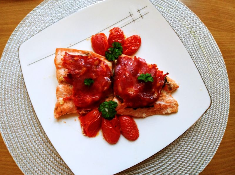 Pieczony łosoś z chorizo i pomidorkami Pieczony łosoś z chorizo i pomidorkami