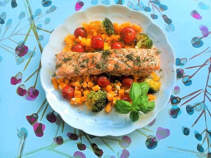 Pieczony łosoś z dynia, brokułem i pomidorkami