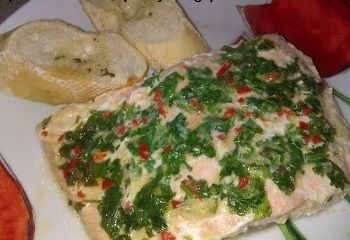 Pieczony łosoś z masłem czosnkowo - paprykowym Pieczony łosoś z masłem czosnkowo - paprykowym