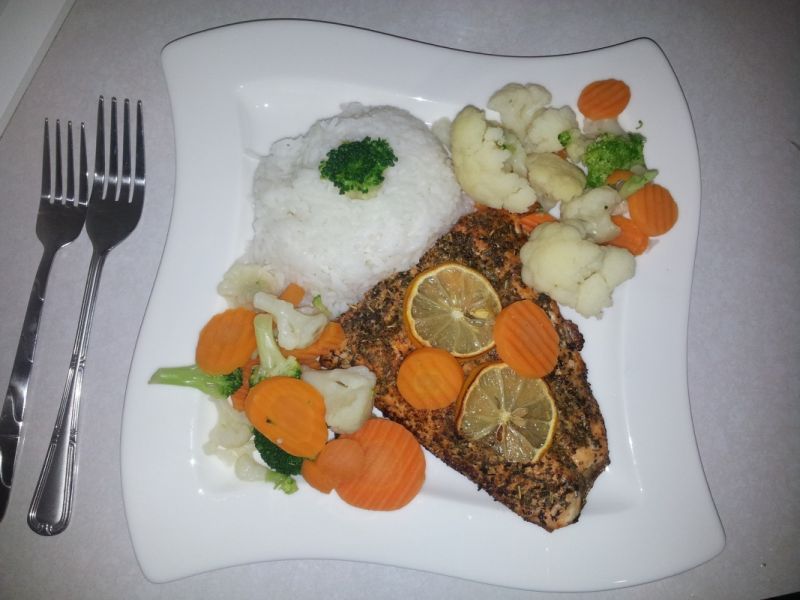 Pieczony łosoś z ryżem i gotowanymi warzywami