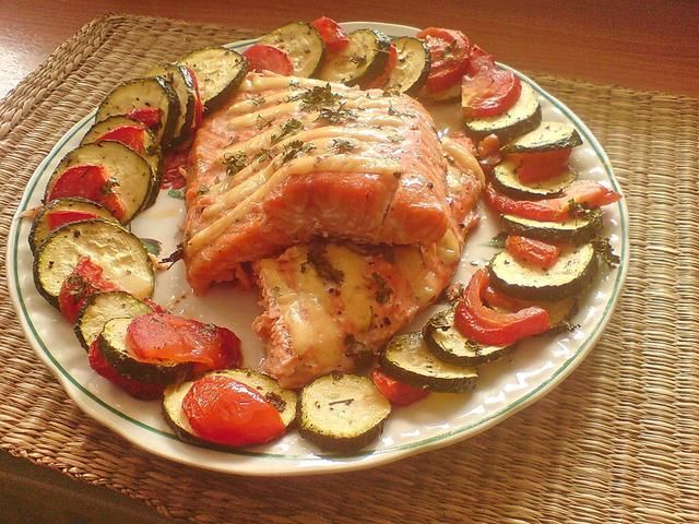 pieczony łosoś z warzywami