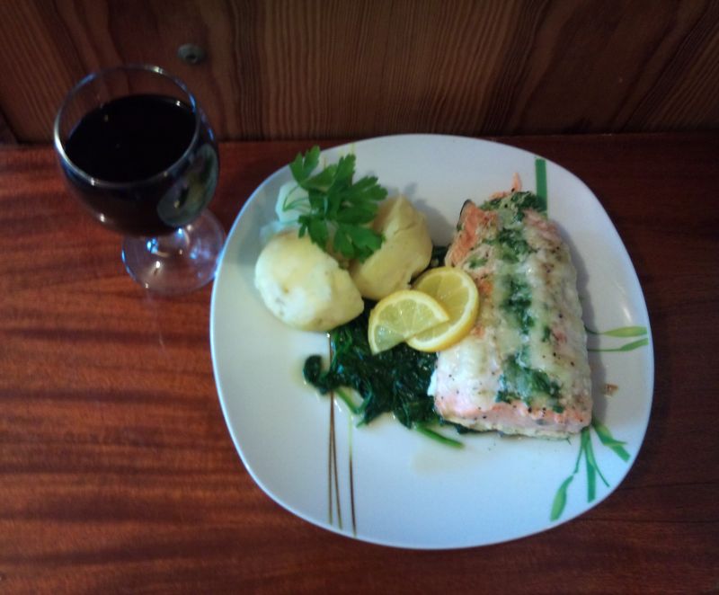 Pieczony łosoś ze szpinakiem  
