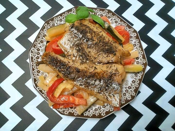 Pieczony morszczuk z cukinią, kalarepą, papryką Pieczony morszczuk z cukinią, kalarepą, papryką