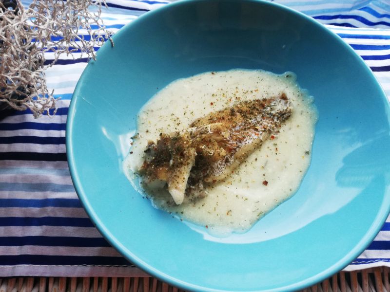 Pieczony morszczuk z sosem koperkowym Pieczony morszczuk z sosem koperkowym