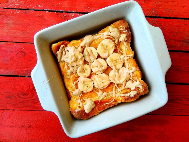 Pieczony naleśnik z bananami i karmelową czekoladą Pieczony naleśnik z bananami i karmelową czekoladą
