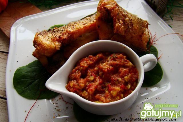 Pieczony okoń z salsą z awokado 