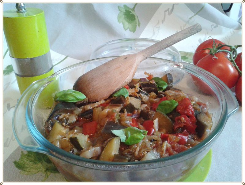 Pieczony pikantny gulasz wege  Pieczony pikantny gulasz wege