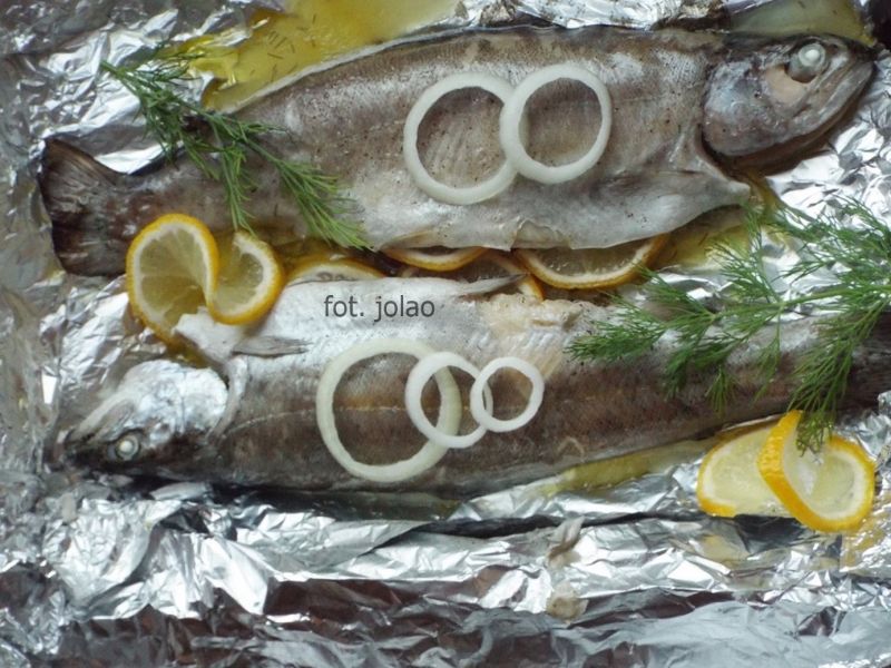 Pieczony pstrąg tęczowy