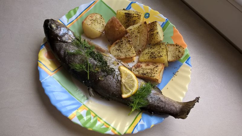 Pieczony pstrąg w marynacie imbirowej