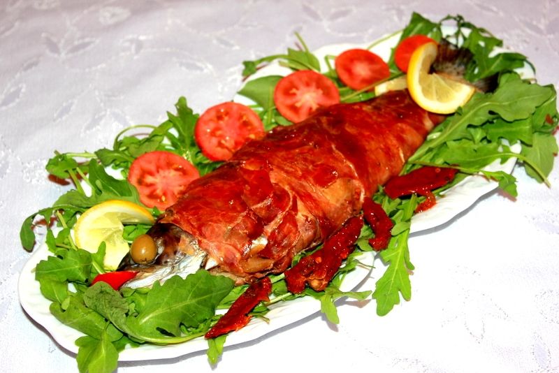 Pieczony pstrąg w szynce parmeńskiej  Pieczony pstrąg w szynce parmeńskiej