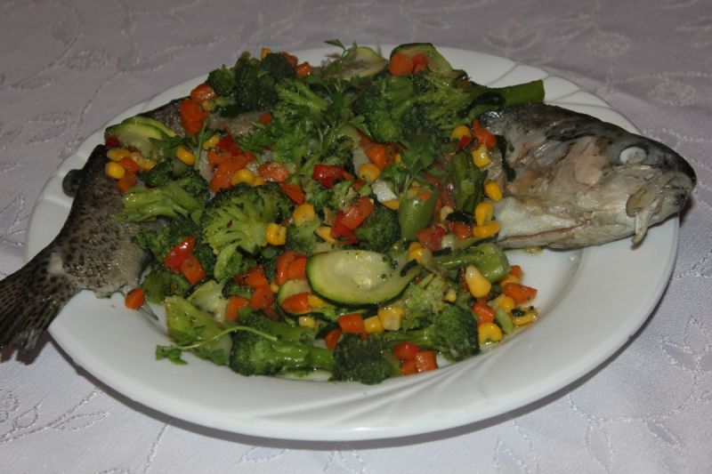 Pieczony pstrąg w warzywach