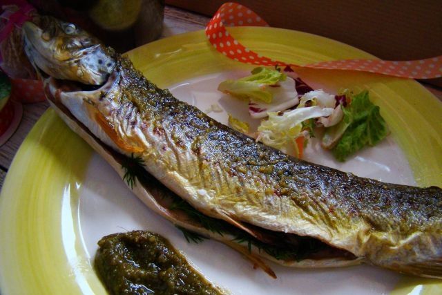 Pieczony pstrąg z bazyliowym pesto  Pieczony pstrąg z bazyliowym pesto