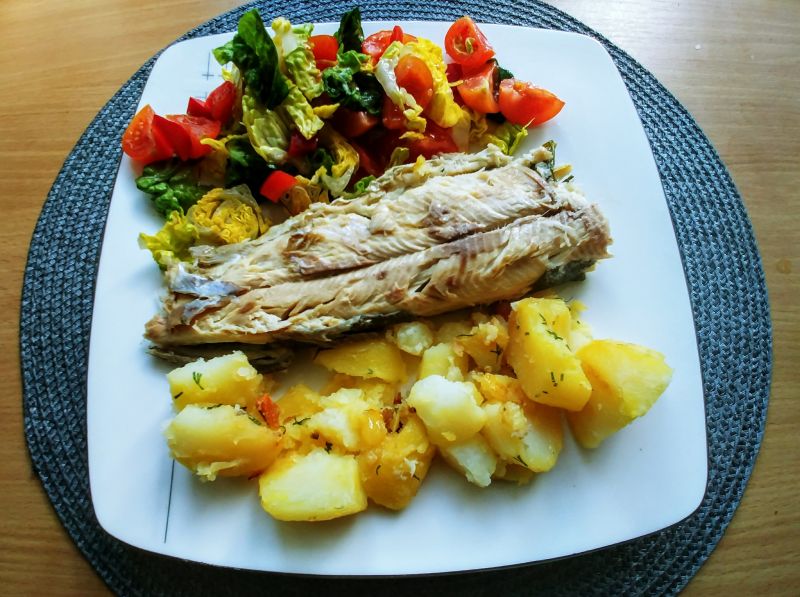 Pieczony pstrąg z masłem czosnkowym i koperkiem