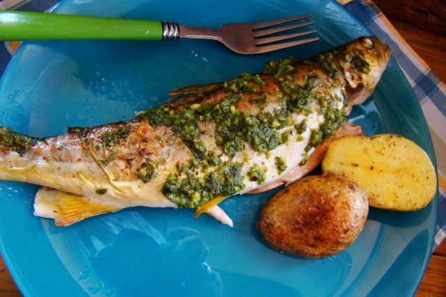 Pieczony pstrąg z nutką czosnku 