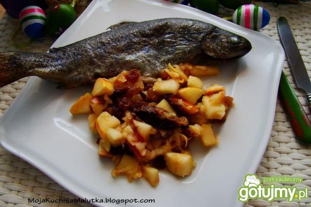 Pieczony pstrąg z smażonymi jabłkami z b