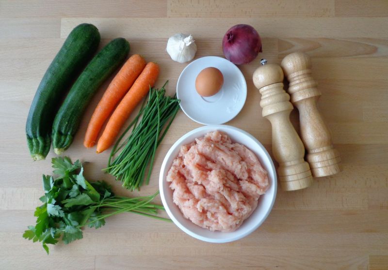 Pieczony pulpet z kurczaka z cukinią i marchewką