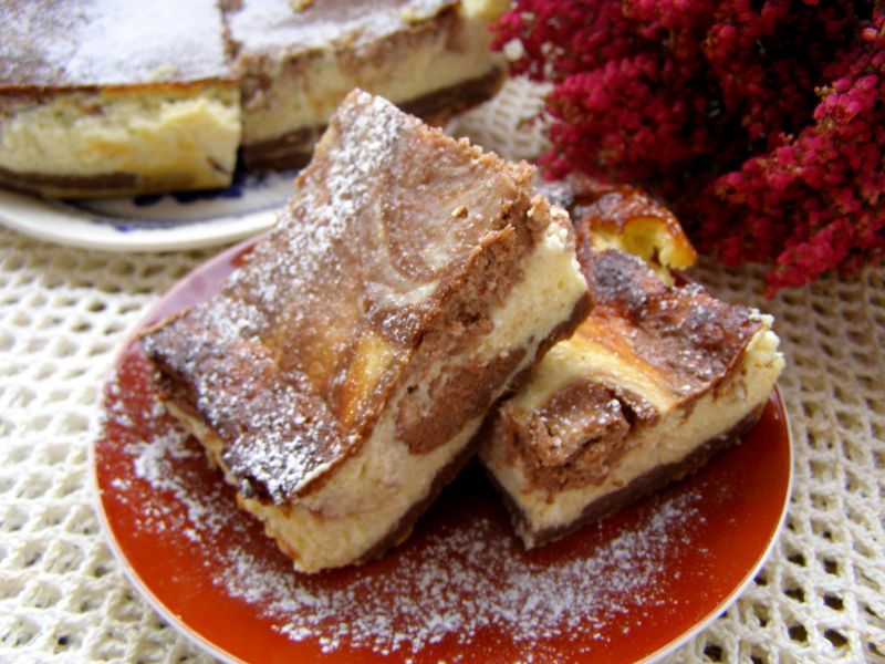 Pieczony pyszny sernik na herbatnikach czarnobiały