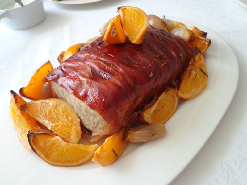 Pieczony schab z szynką parmeńską i pomarańczami  Pieczony schab z szynką parmeńską i pomarańczami