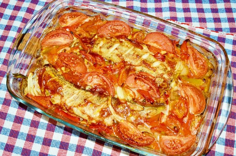 Pieczony szczupak z warzywami i ketchupem. Pieczony szczupak z warzywami i ketchupem.