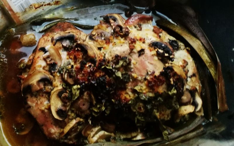 Pieczony udziec z indyka z pieczarkami