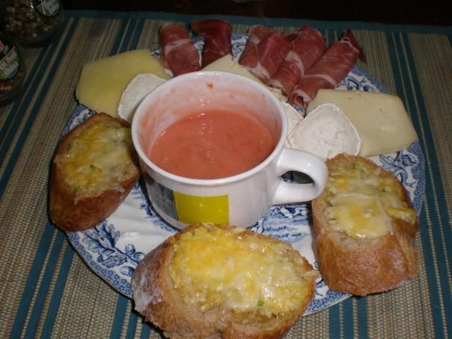 Pieczywko serowo-czosnkowe. Pieczywko serowo-czosnkowe.