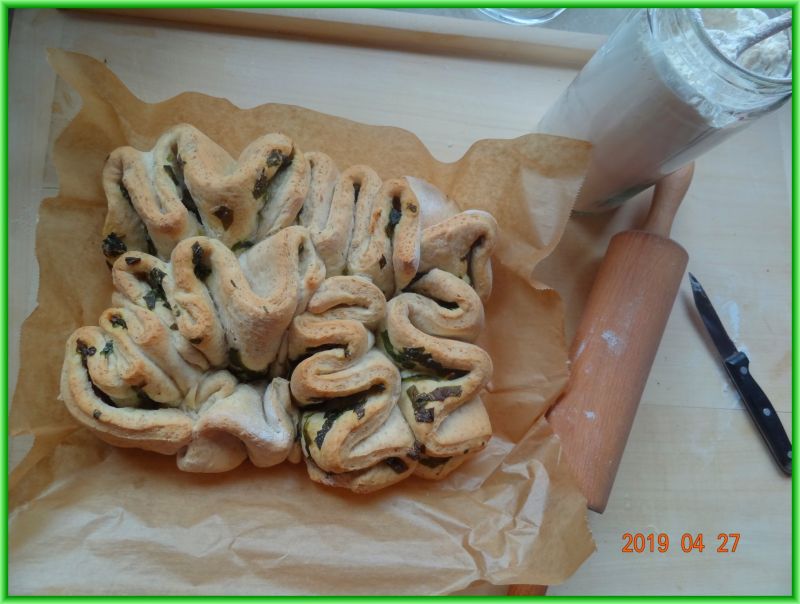 Pieczywko z czosnkiem niedźwiedzim Pieczywko z czosnkiem niedźwiedzim