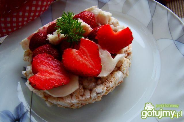 Pieczywo chrupkie z mozzarellą i truskaw Pieczywo chrupkie z mozzarellą i truskaw