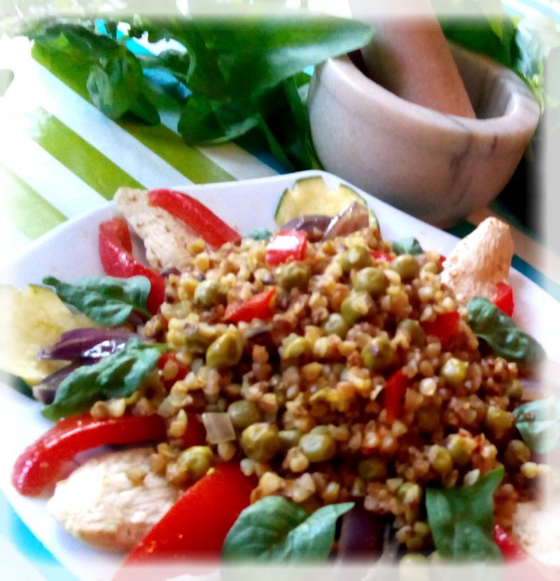 Piegowata kasza gryczana prażona z kurczakiem i wa