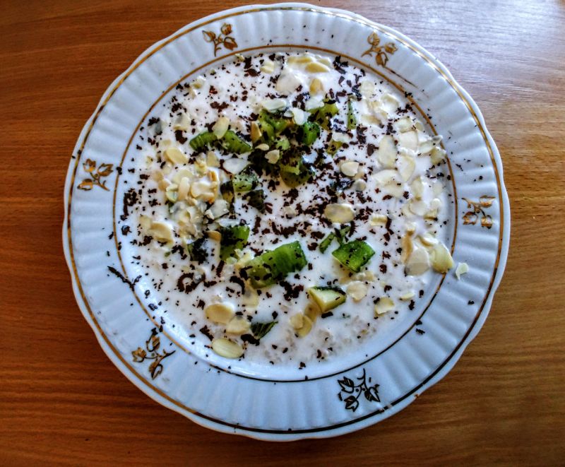 "Piegowata" owsianka z kiwi, migdałami i czekoladą