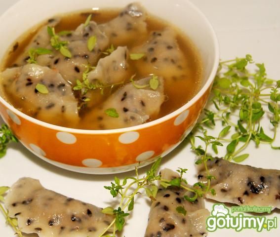 Piegowate pierożki w bulionie Piegowate pierożki w bulionie