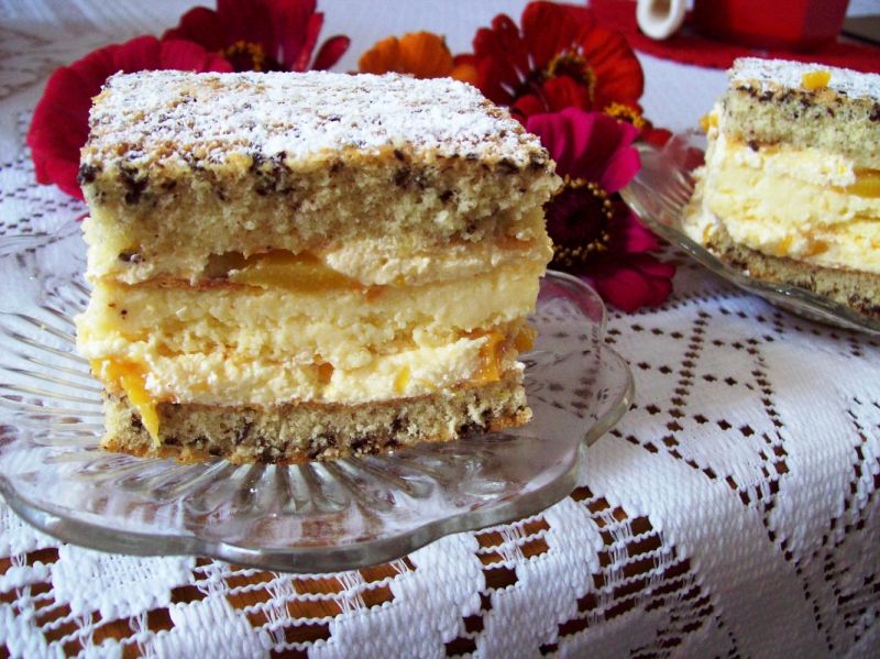 Piegowaty sernik z brzoskwiniami