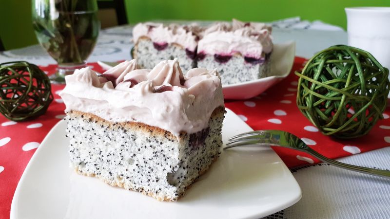 Piegusek na białkach z czereśnią Piegusek na białkach z czereśnią